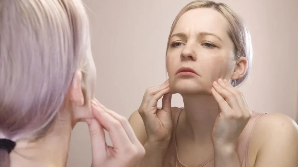 کمبود خواب یکی از دلایلی که میتواند باعث پیری پوست بشود.