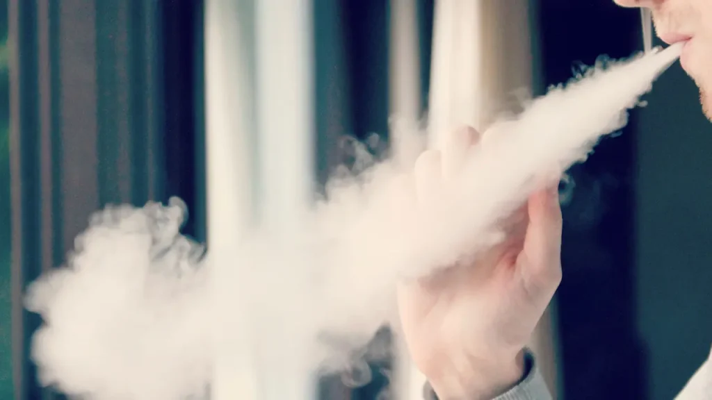 سیگار و قلیان، ریزش مو سر را تشدید می‌کنند.