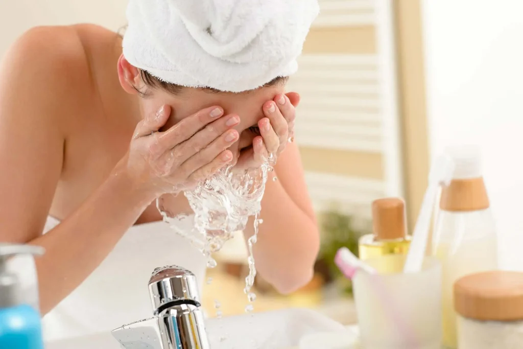 مراقبت از صحیح از پوست خشک با استفاده از پاک کننده های صابونی و الکل دار