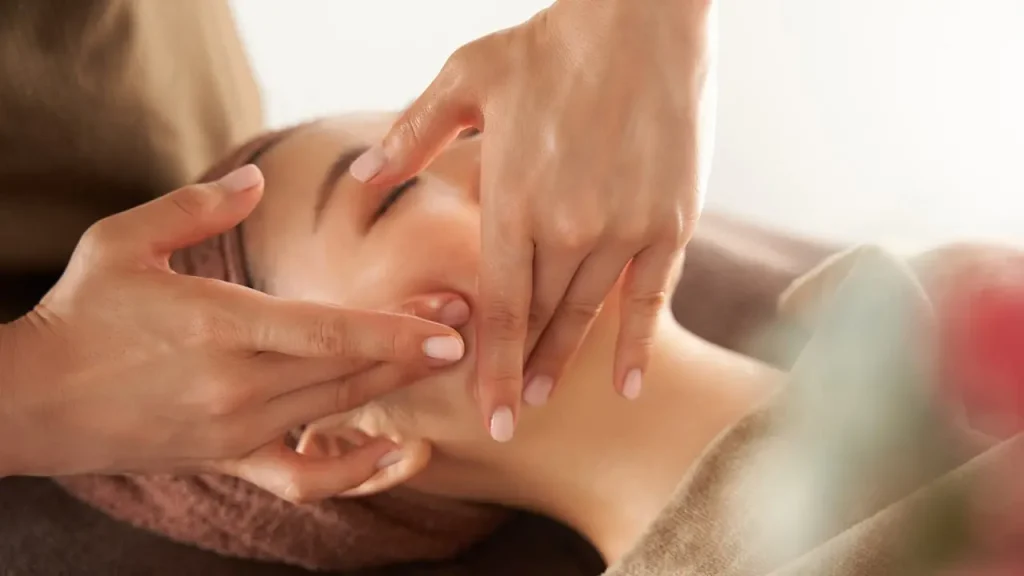 ماساژ صورت با حرکات دایره ای می‌تواند تاثیر بسزایی بر جوانی پوست شما داشته باشد.