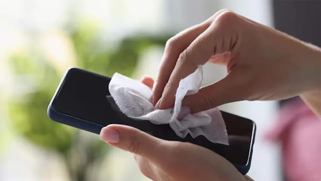 تمیز کردن تلفن همراه برای مراقبت از پوست