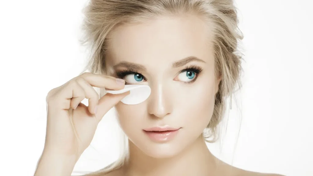 استفاده از کمپرس گرم برای تقویت مژه