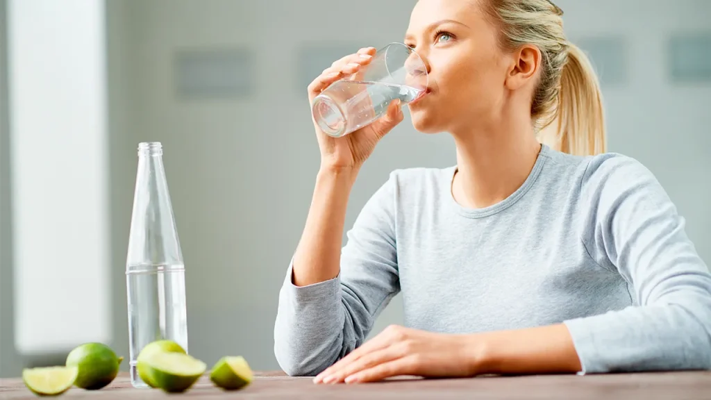 نوشیدن آب کافی در طول روز برای جلوگیری از ایجاد جوش و آکنه