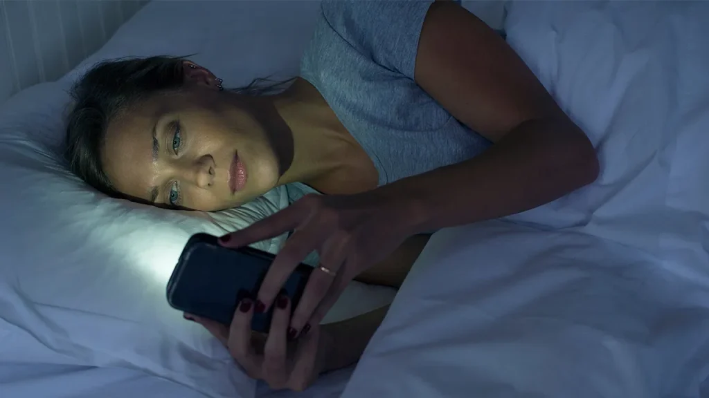 استفاده طولانی از موبایل هنگام خواب